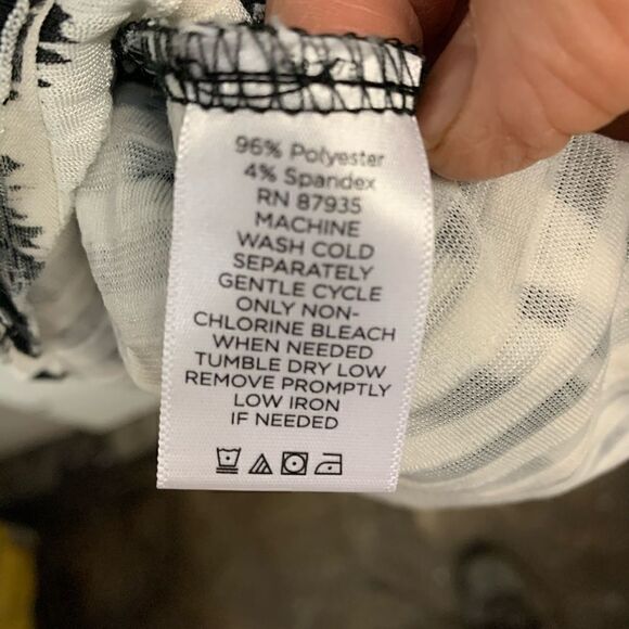 Susan graver black and white printed blouse medium - Picture 5 of 6